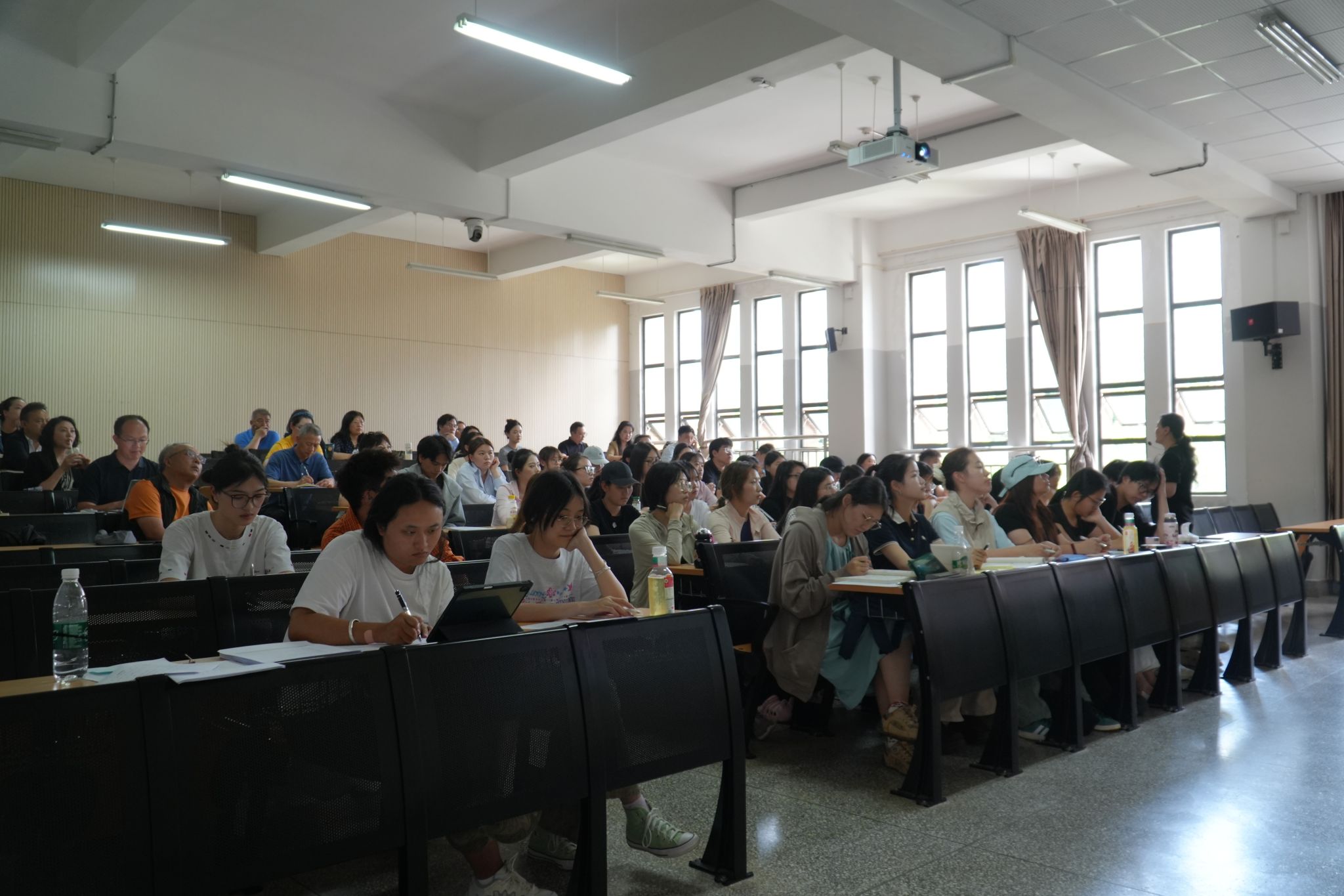 赋能AI教改 深耕通识育人 ——我校开展通识课程观摩研讨活动